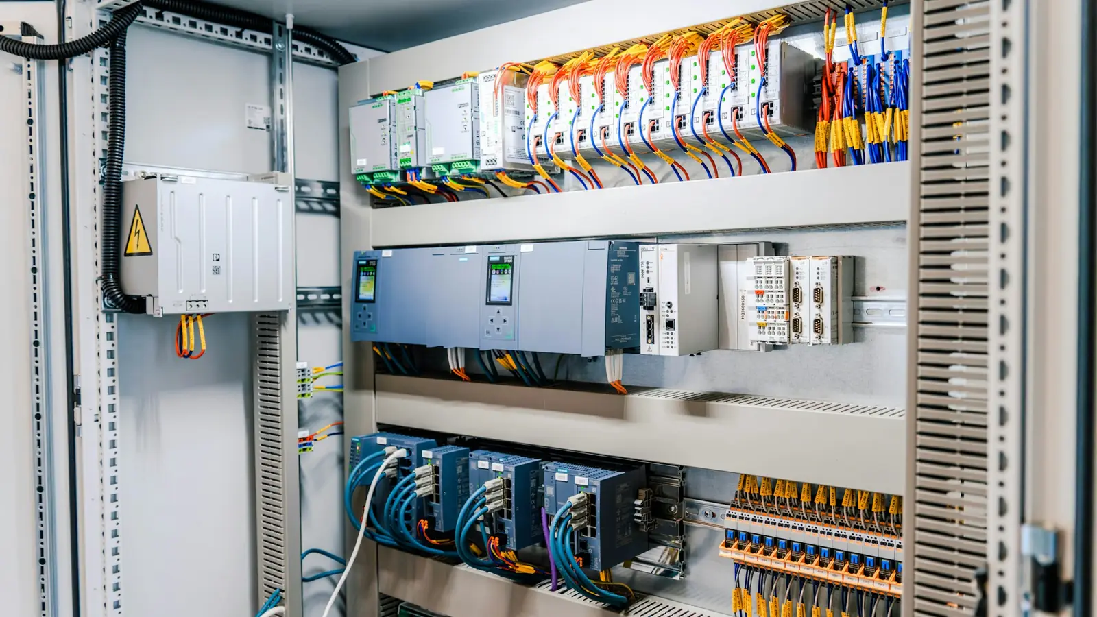 Geopende schakelkast met besturingsmodules, bekabeling en aansluitklemmen